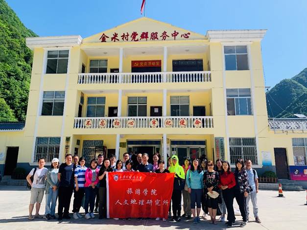 建筑前的广场上有许多人描述已自动生成